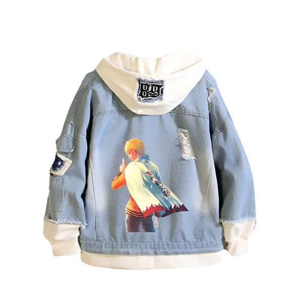 Veste en jean bleue avec une capuche blanche et un imprimé de Naruto au dos.  La veste a des déchirures et des patchs. C'est le cadeau parfait pour les fans de Naruto.