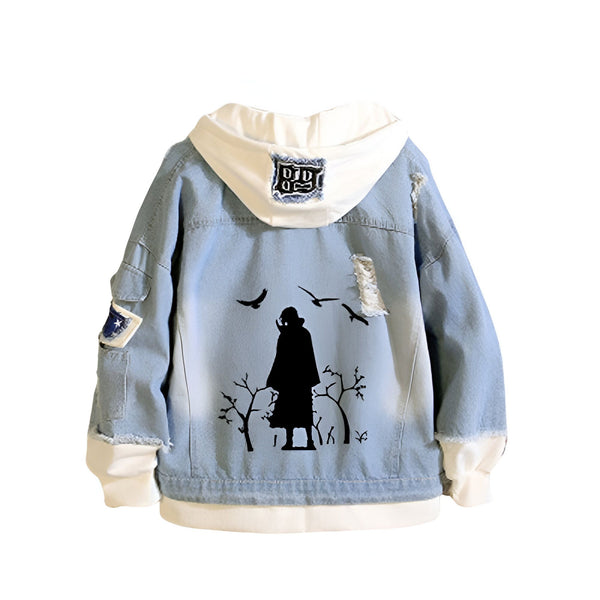 Veste en jean bleue avec une capuche blanche et un motif de silhouette noire de Pain du manga Naruto sur le dos.  La veste a des détails déchirés et un patch sur la manche.  Veste Naruto pour les fans.