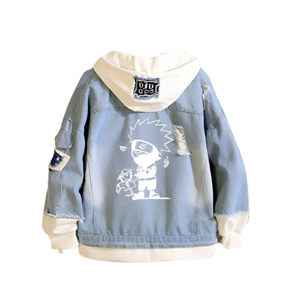 Veste en jean bleu clair à capuche avec un motif imprimé au dos représentant Naruto. La veste est légèrement effilochée et présente des détails en blanc sur le devant.