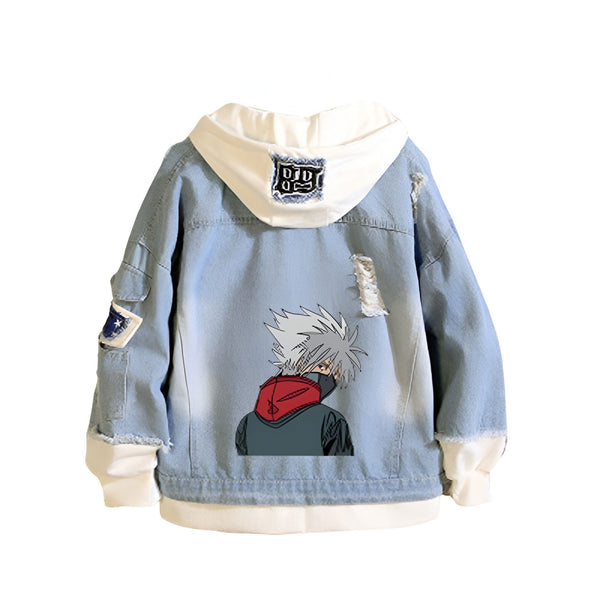 Veste en jean bleu clair avec une capuche blanche et un imprimé de Kakashi Hatake au dos. La veste a des détails déchirés et un patch sur la manche.  Parfait pour les fans de Naruto.