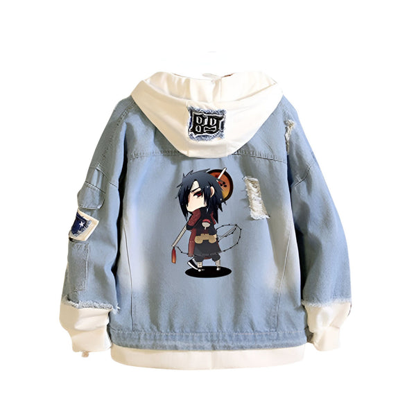 Veste en jean bleu avec une capuche blanche et un imprimé de Naruto en version chibi au dos. La veste est déchirée aux épaules et aux manches.