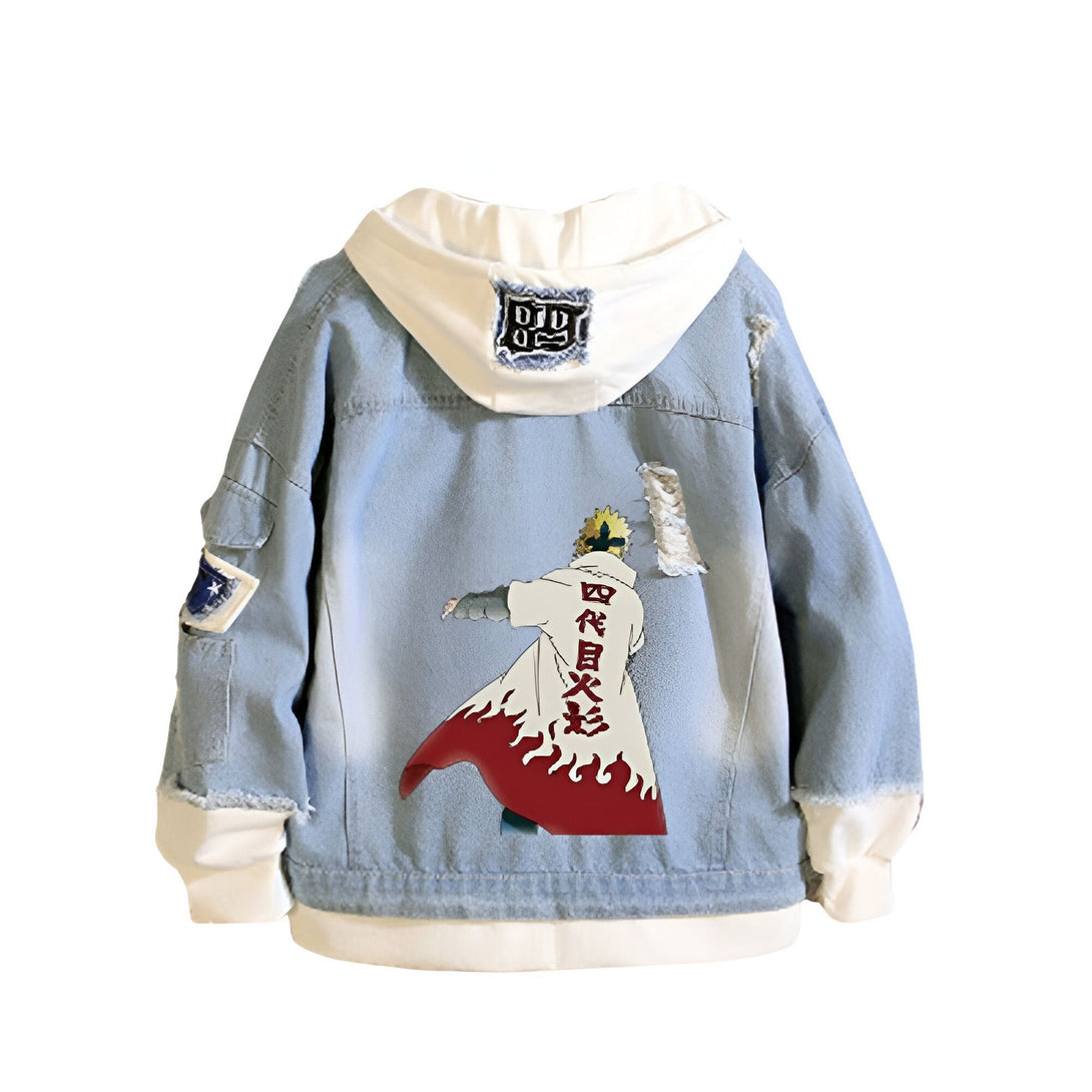 Veste en jean bleue avec une capuche blanche et un imprimé du personnage de Naruto, Minato Namikaze, sur le dos. La veste a des détails déchirés pour un look décontracté.