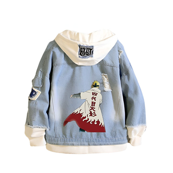 Veste en jean bleue avec une capuche blanche et un imprimé du personnage de Naruto, Minato Namikaze, sur le dos. La veste a des détails déchirés pour un look décontracté.