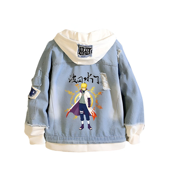 Veste en jean bleu clair avec une capuche blanche et un imprimé de Naruto sur le dos. La veste a des détails déchirés et un patch sur la manche.