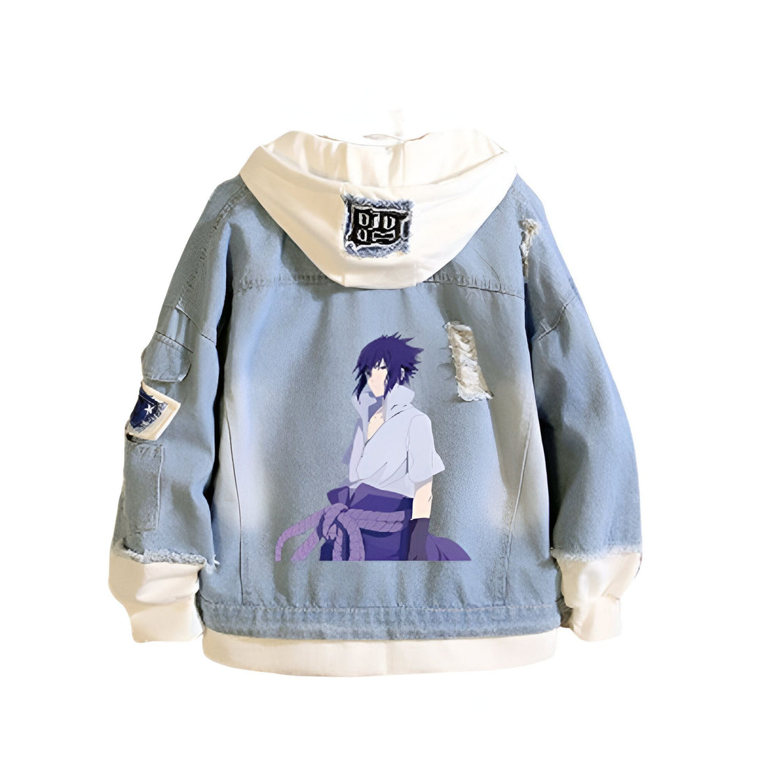 Veste en jean bleue avec une capuche blanche et un imprimé de Naruto Uzumaki au dos. La veste est légèrement déchirée et possède un design élégant.