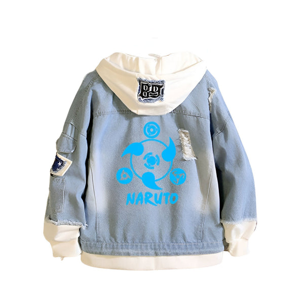 Veste en jean bleue avec une capuche blanche et un logo Naruto bleu sur le dos. Le logo est un symbole représentant le Rinnegan, un dojutsu légendaire de l'univers Naruto.