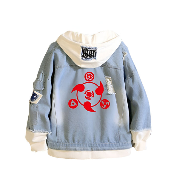 Veste en jean bleu clair avec une capuche blanche, ornée d'un grand logo rouge du Sharingan au dos. Le logo est un symbole célèbre de l'anime Naruto.  La veste est idéale pour les fans de Naruto.