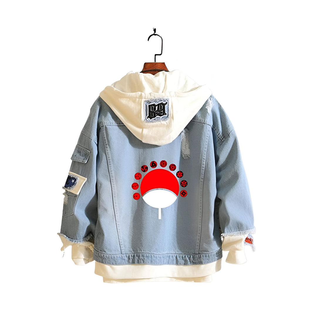 Veste en jean bleue avec une capuche blanche et un motif rouge et blanc du Sharingan de Kakashi Hatake au dos.