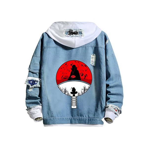 Veste en jean bleue avec une capuche blanche et un imprimé du Sharingan d'Itachi Uchiha au dos.  La veste est ornée de détails déchirés pour un look décontracté.  Parfaite pour les fans de Naruto.