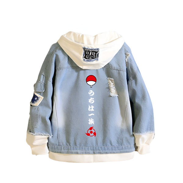 Veste en jean bleue avec une capuche blanche et un logo rouge et blanc du célèbre anime Naruto au dos. La veste a un style décontracté et est idéale pour les fans de l'anime.
