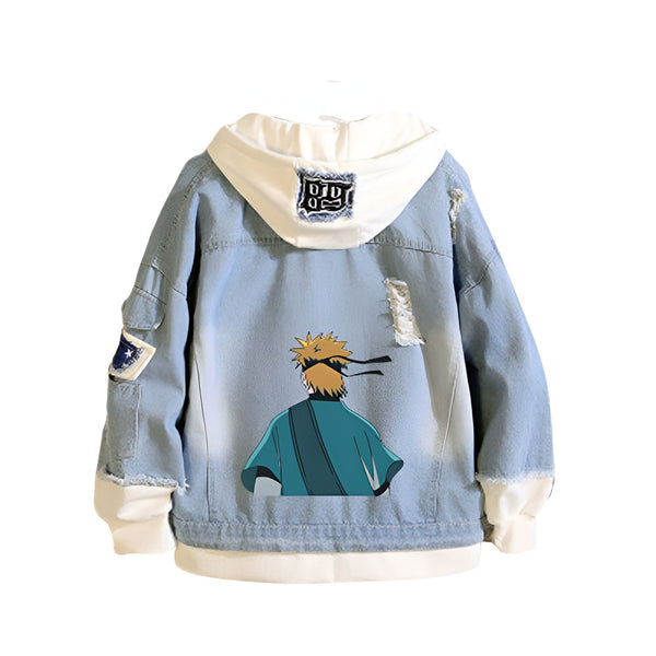 Veste en jean bleue avec une capuche blanche et un imprimé de Naruto sur le dos.